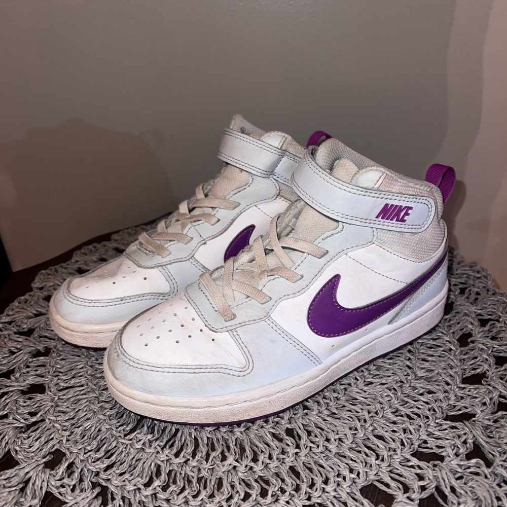 Nike Kids Sneakers in White and Purple